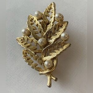 Vintage gold tone leaf brooch with faux pearls